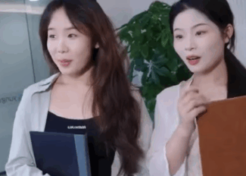 H1211002 三柒上班第一天就被好色上司覬覦美色 要她交出自己才能通過實習 不料三柒竟是公司總裁 一句話開除渣男嚇得他下跪求饒 #drama #逆天化妝術 #短劇 #情感 #渣男 part2