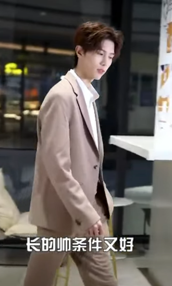 H1211003 三柒為賺學費假扮總裁美女祕書 還要讓他半年內愛上自己 不料總裁竟是強吻自己的人 徐三柒 part2