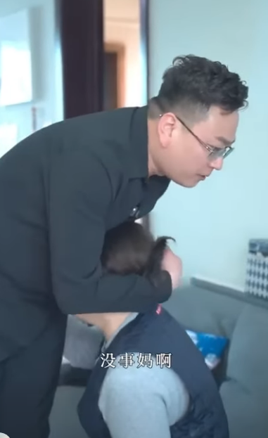 L1211001 不孝兒子狠心趕走親媽 誰料她包裏竟藏着80萬 下一秒兒子臉都變了 #劇情 #微電影 #短片 part2