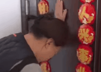 L1211002 兒子發現母親的謊言 躲在門外偷聽才發現真相 沒想到最後竟跪地痛哭 part2