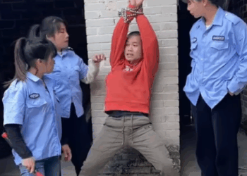 J1311002 霸气美女保安 #严厉打击违法犯罪 #正能量剧情 #正能量 #万万没想到 #drama #funny #记录我的农村生活 part2