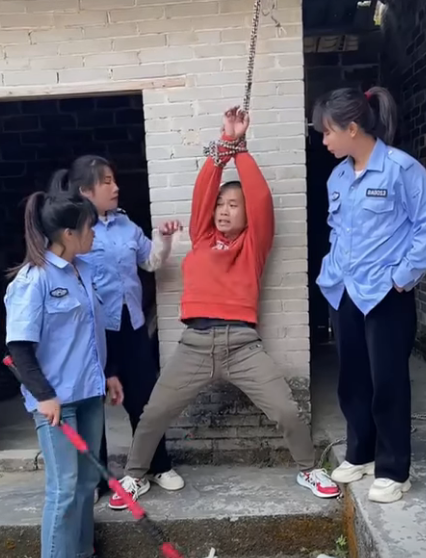 J1311002 霸气美女保安 #严厉打击违法犯罪 #正能量剧情 #正能量 #万万没想到 #drama #funny #记录我的农村生活 part2