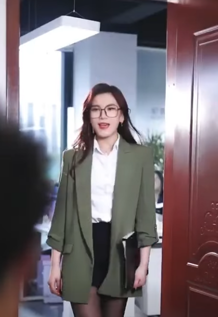 H1811003 渣男劈腿老闆女兒 三柒一氣之下拉路人強吻 不料他竟是京城首富 徐三柒 part2