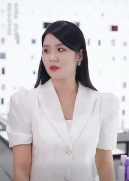 I1911002 渣男丈夫過生日妻子送上親手做的靠墊慘被嫌棄 下秒渣男丈夫離婚與送奢侈品的小三閃婚 沒想到再見時妻子已逆襲成美女總裁 杨逗逗 part2