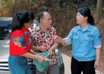 J2011002 嚣张女人竟然敢公然在路上抢劫 坏人的手段层出不穷 出门在外保护好自己 #万万没想到 #正能量剧情 #严厉打击违法犯罪 #弘扬正能量 #funny #comedy #农村生活 part2