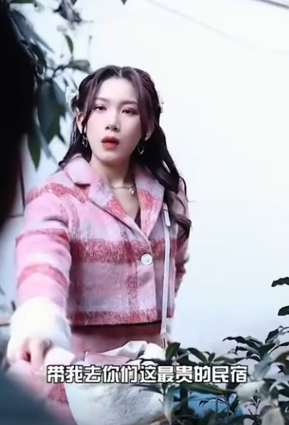 G2211005 三柒與總裁辦公室戀情未公開 心機女卻當眾勾引總裁嘲諷她 不料三柒直接一招強吻讓她徹底傻眼 徐三柒 part2