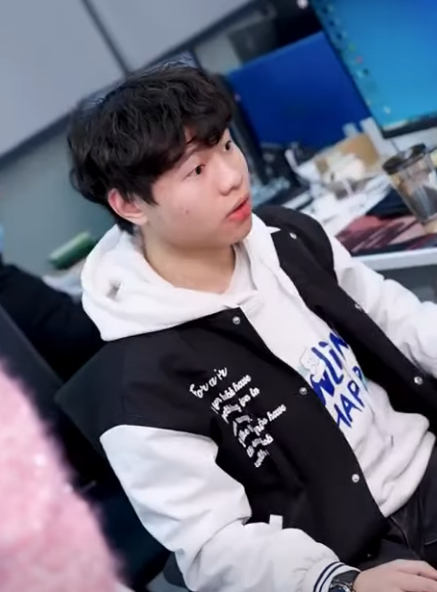 G2311005 入職第一天就得罪老闆 還好三柒機靈直接拿下公司大客戶 這下不會被老闆開除了吧 徐三柒 part2