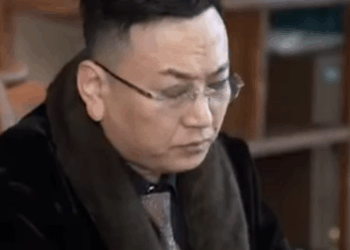 J2311005 富豪母親擺攤賣東西 不料一群惡人竟然欺負她 最後富豪兒子趕來場面太解氣 part2