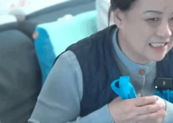 J2311002 兩個兒子都趕走老母親 老太太痛哭哀求卻被辱罵 不料結局他們求著老母親回去住 part2