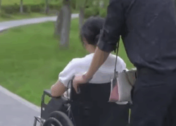 J2711001 妻子為救丈夫下身癱瘓 丈夫給她買水被罵矯情 下一幕讓人淚目 #劇情 #微電影 #短片 part2