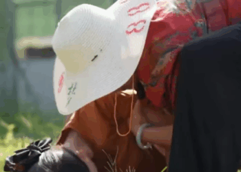 G0112003 儿媳在大街晕倒 大哥竟破口大骂 婆婆暖心安慰 part2