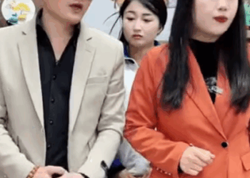 K0811002 拾金不昧的同学 赢得了老板的赏识 #短剧 #剧情 #正能量剧情 #正能量 #万万没想到 #反转 part2