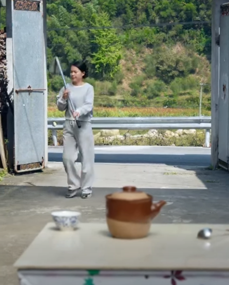 F1512005 灰姑娘的水晶鞋有王子在等待 我不是灰姑娘 但也有婆婆在背後默默關心我 滸抖抖 part2