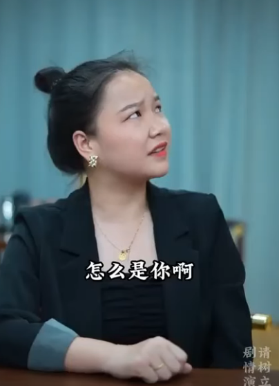 K1912003 老人晕倒无人敢扶 只有善良小伙冒险扶起送医 不料老人竟是董事长母亲 #正能量 #短剧 #剧情 part2