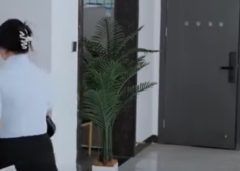 K2012005 面试官伪装残疾测试人品 20人只有1人通过 她的善举值百万年薪 #正能量 #剧情 #反转 #短剧 #真实 part2