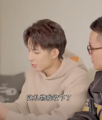 G1612001 同学聚会上女神跟男友因摆烧烤摊被恶意点名 谁料二人竟是这家餐厅的老板 渣男一脸质疑当场被打脸 盛夏光年 part2