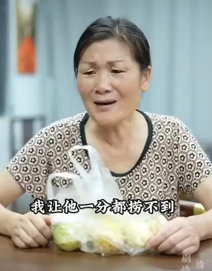 K2112004 儿媳把乡下婆婆赶出门 转头婆婆掏出200万拆迁款 儿媳当场傻眼 跪求原谅 #正能量 #短剧 #剧情 part2