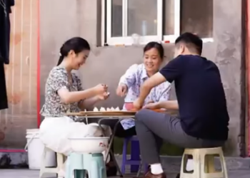 H2612005 農村婆婆上門借錢 媳婦一聽就黑著臉走了 原來是去拿出全部的錢 婆婆也是妈 part2