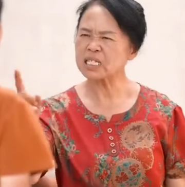 G0412002 无赖邻居求人帮忙 竟对儿媳指手画脚 婆婆直接用行动让她难看 part2